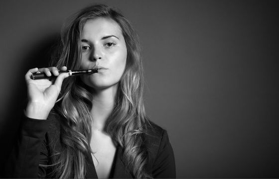 Portrait noir et blanc, cigarette électronique